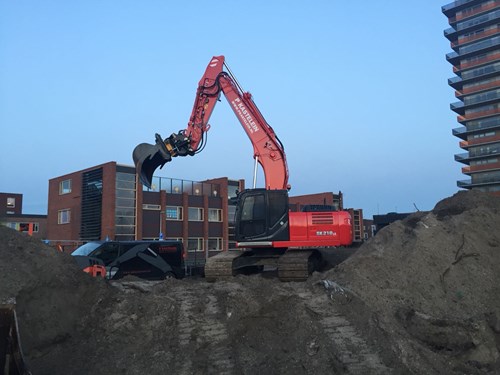 Brede bak, dieplepelbak en 7,5 tons vorkenbord met S70 aankoppeling