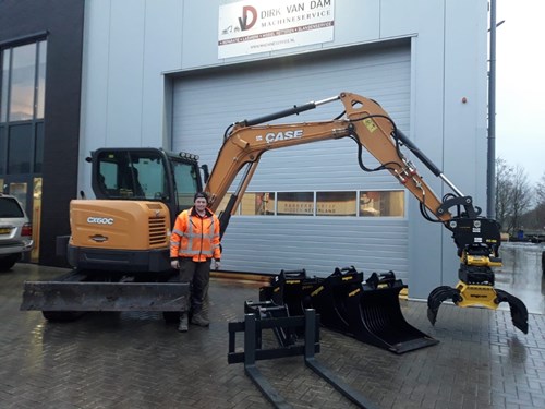 Engcon EC206 met DC2, bakkenset, palletvorken en sorteergrijper